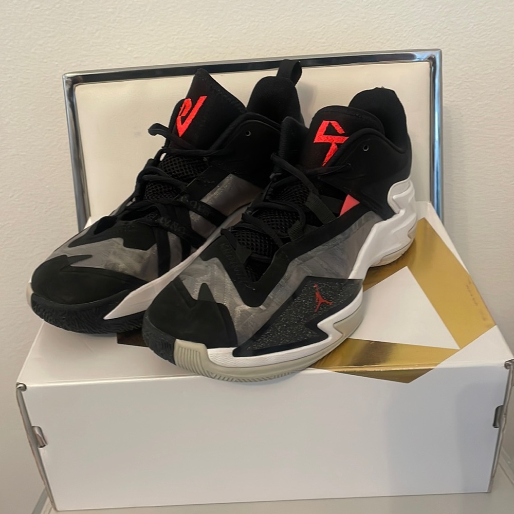 Jordan/Russell Westbrook basketball shoes, size:8, condition: used.